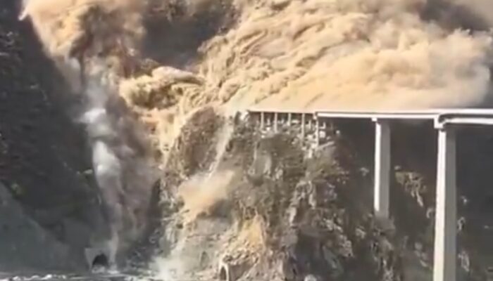 Tanah Longsor Picu Runtuhnya Jembatan Hongqi di China