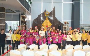 Rayakan Natal 2025, Mercure Makassar Nexa Pettarani Ajak Anak Panti Asuhan Berbagi Kasih