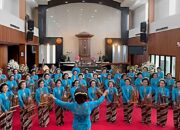 Nenek 83 Tahun Berkompetisi di Pasanggiri Angklung AHM