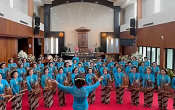 Nenek 83 Tahun Berkompetisi di Pasanggiri Angklung AHM