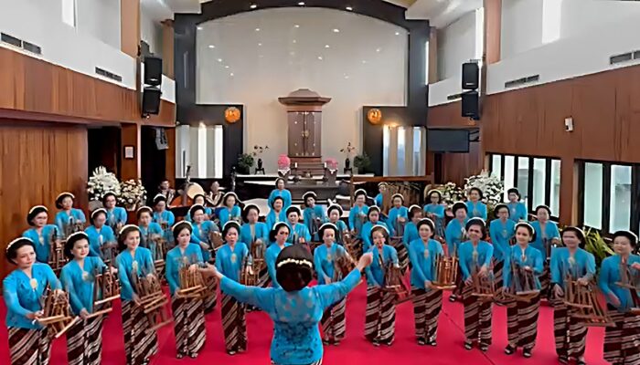 Nenek 83 Tahun Berkompetisi di Pasanggiri Angklung AHM