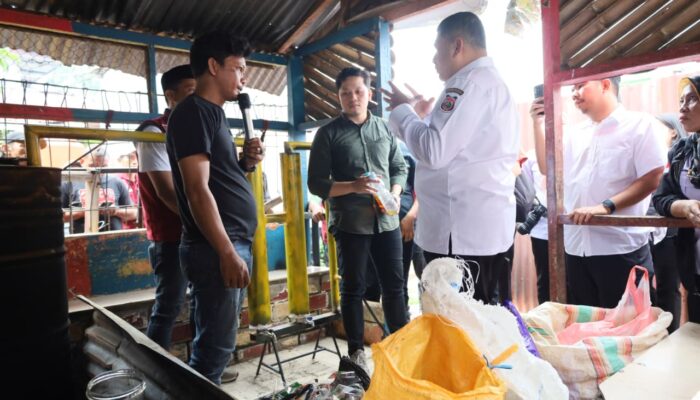 Wali Kota Munafri Tinjau Karya Inovasi Anak Muda Makassar Sulap Sampah Plastik Jadi BBM