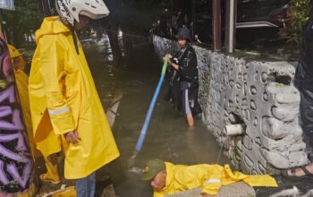 Gerak Cepat Atas Arahan Wali Kota Munafri, Satgas PU Makassar Sisir Drainase Pettarani Hingga Landak Baru