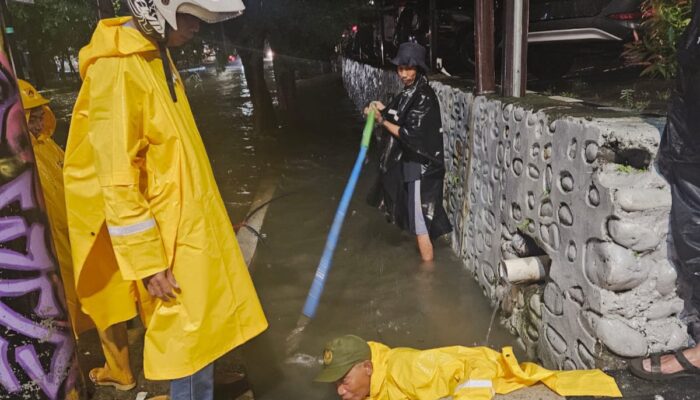 Gerak Cepat Atas Arahan Wali Kota Munafri, Satgas PU Makassar Sisir Drainase Pettarani Hingga Landak Baru