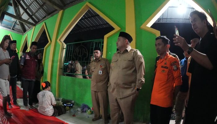 Tengah Malam Tinjau Pengungsi Banjir Antang, Munafri Pastikan Kebutuhan Warga Terpenuhi