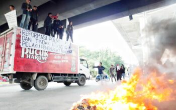 Gelar Aksi Sore Hari, Mahasiswa Wira Bhakti Kritik Penegakan Hukum dan Kebijakan Publik