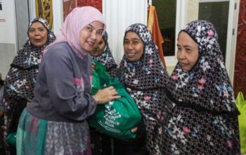 Perkuat Ukhuwah di Bulan Suci, Aliyah Mustika Ilham Shalat Tarawih Bersama Warga di Masjid Miftahul Falah