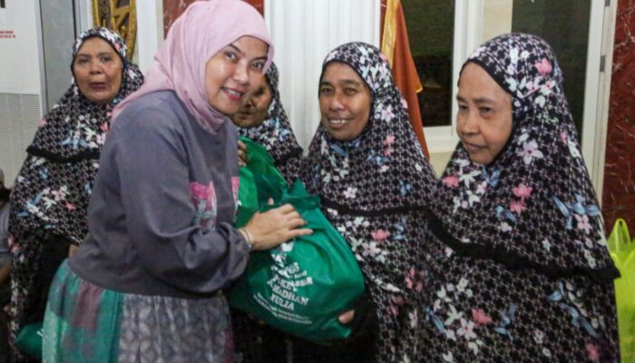 Perkuat Ukhuwah di Bulan Suci, Aliyah Mustika Ilham Shalat Tarawih Bersama Warga di Masjid Miftahul Falah