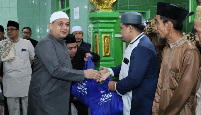 Safari Subuh Ramadan, Munafri Arifuddin Serahkan Bantuan untuk Pengurus Masjid di Maccini Gusung