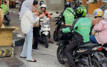 Vasaka Hotel Makassar Berbagi Takjil untuk Pengguna Jalan di Bulan Ramadan