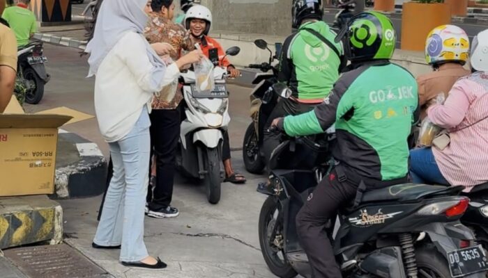 Vasaka Hotel Makassar Berbagi Takjil untuk Pengguna Jalan di Bulan Ramadan