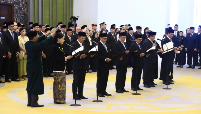 Resmi Disumpah, Ini Susunan Dewan Komisioner OJK Terbaru