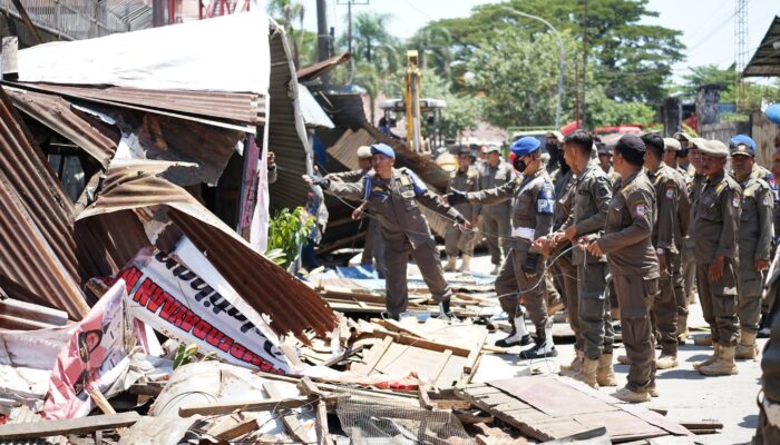 25 Tahun Bertahan, 20 Lapak PKL di Ujung Tanah Dibongkar