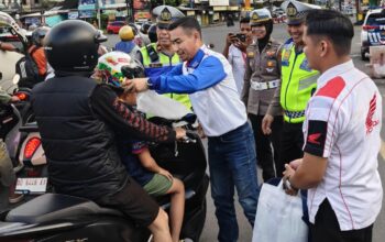 Dukung Teguran Simpatik Polres Gowa, Asmo Sulsel Bagikan Helm SNI kepada Pengendara