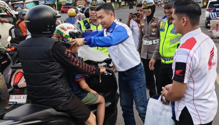 Dukung Teguran Simpatik Polres Gowa, Asmo Sulsel Bagikan Helm SNI kepada Pengendara