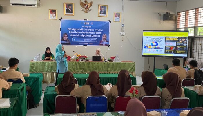 Mahasiswa UIN Alauddin Bekali Siswa SMA Negeri 8 Gowa Hadapi Era Post-Truth dan Manipulasi Digital
