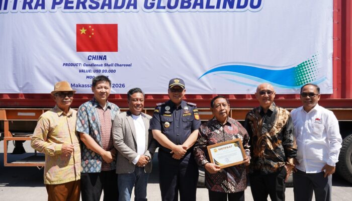Bea Cukai Makassar Lepas Ekspor Perdana 44 Ton Arang Kemiri PT Trimitra ke China