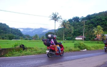 Tetap #Cari_Aman, Ini Tips Berkendara Saat Membawa Barang Belanja atau Barang Besar di Sepeda Motor