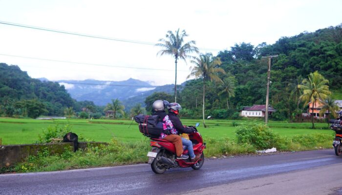 Tetap #Cari_Aman, Ini Tips Berkendara Saat Membawa Barang Belanja atau Barang Besar di Sepeda Motor