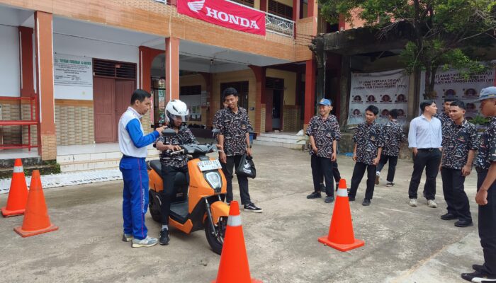 Asmo Sulsel Edukasi Safety Riding Siswa SMK Tri Tunggal 45 Makassar, Hadirkan Praktik Langsung dengan Honda Icon-e
