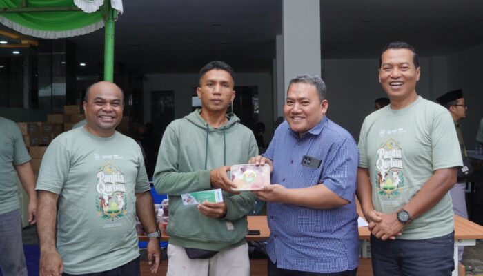 MengEMASkan Indonesia, Pegadaian Salurkan Bantuan Hewan Kurban untuk Penerima Manfaat