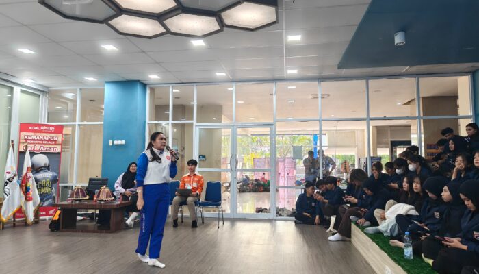 Instruktur Safety Riding Wanita Asmo Sulsel Edukasi Mahasiswa Bosowa