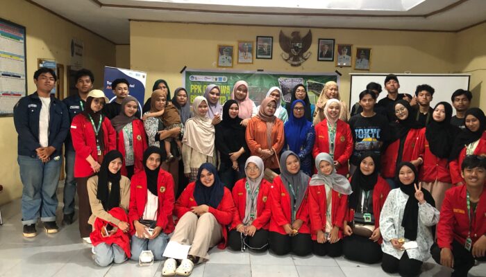 TIM CARA’DE BEM KMF TP UH Gelar Pelatihan Budidaya Maggot untuk Warga Desa Tinggimae