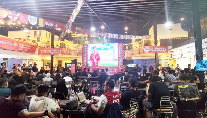 Telkomsel Hidupkan Euforia Piala Dunia 2026 Lewat Nobar Bola Gembira MAXStream TV di Makassar