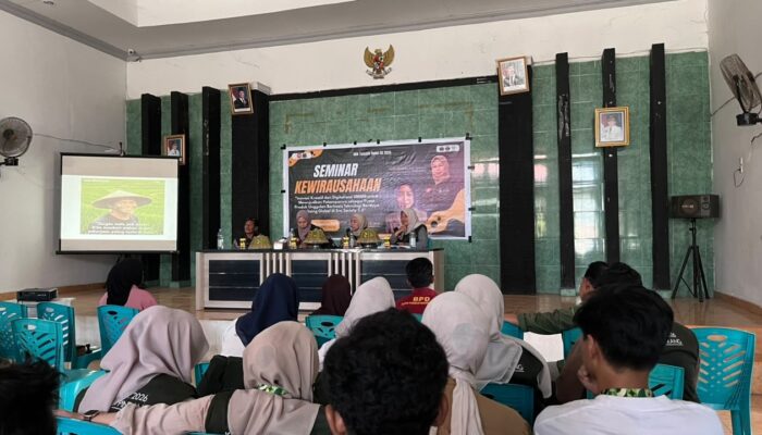 Seminar Kewirausahaan di Patampanua, Tiga Desa Binaan KKN ITB Nobel Indonesia Bersiap Hadapi Era Digital