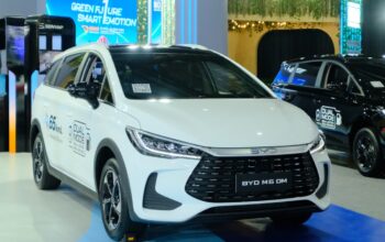 BYD M6 EV Jadi Andalan Haka Karebosi Perkenalkan Mobil Listrik di GIIAS Makassar